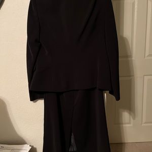 Nice suit with midi skirt. Only worn once